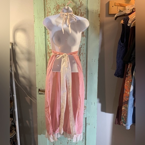 Women’s 50s styled pink gingham maxi apron with white lace trimming - Picture 3 of 4
